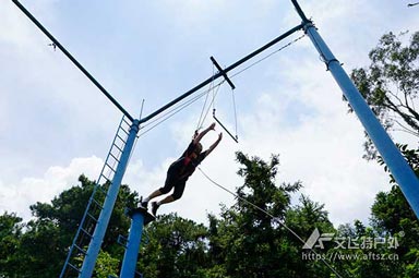 拓展培訓(xùn)高空項(xiàng)目介紹-空中單杠（飛躍自我）